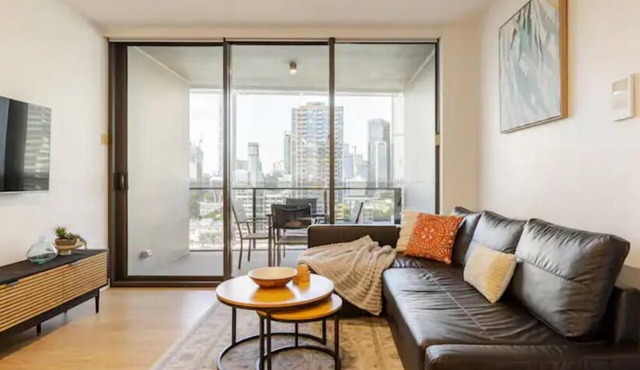 Spectacular views, king bd + single bed & parking