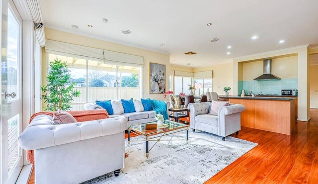 StayAU Spacious Home w/Backyard Point Cook