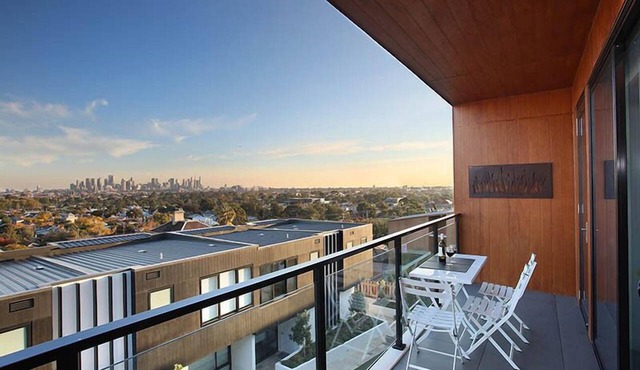 StayCentral - Northcote Hill Penthouse - Campbell Grove, Northcote - 2 Bedrooms, 2 Beds, 1 Bathroom, 1 secure undercover parking spot.