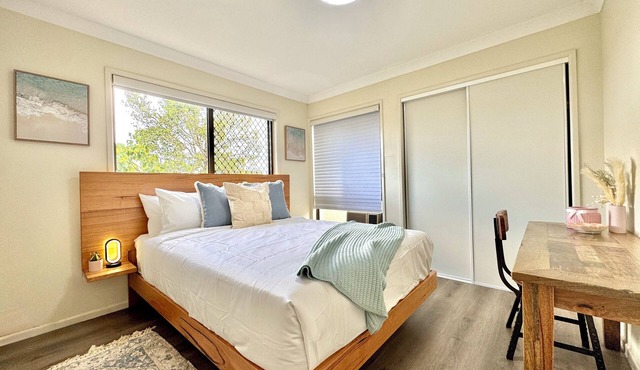 Steps from Sunnybank Hills Shopping Spacious Home