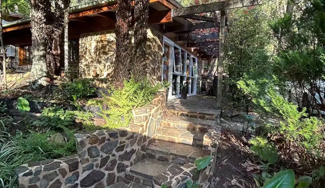 Stone Cottage in Healesville, 7min from town. Close to vineyards and restaurants