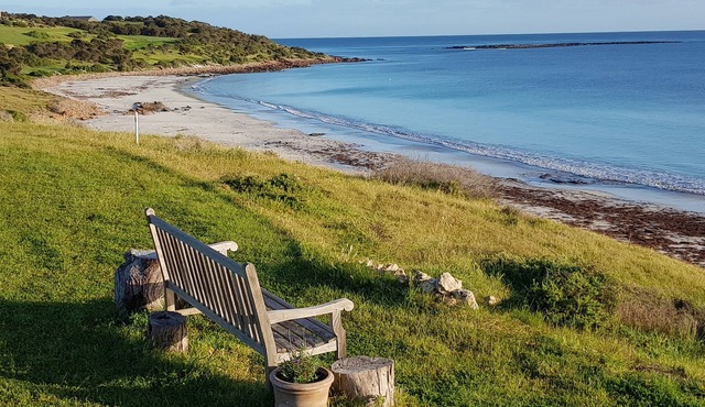 Stone eco-friendly villa, beachfront acreage. Penguins, koalas in Emu Bay