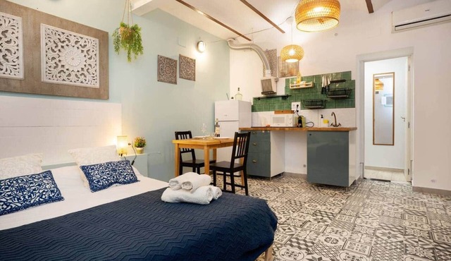 Studio 10' walking distance from the beach and 20' from Bcn Center.