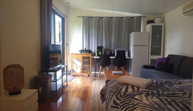 Studio with Queen bed and Free parking