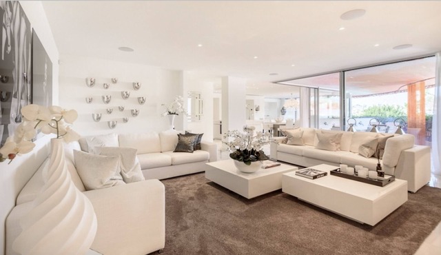 Stunning 5 bedroom Apartment, best location with swimming pool, Marina front