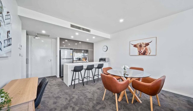 Stylish 1-Bed Retreat Steps from Foreshore