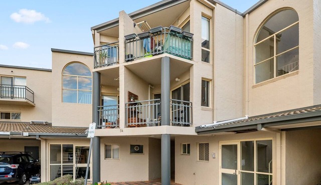 Stylish 1-Bed Stay with Balcony & Study