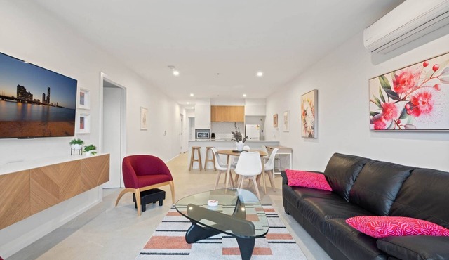 Stylish 2-Bed Townhouse with Balcony