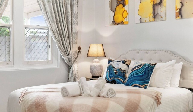 Stylish 2BR Retreat | Walk to Shops and 12min to CBD