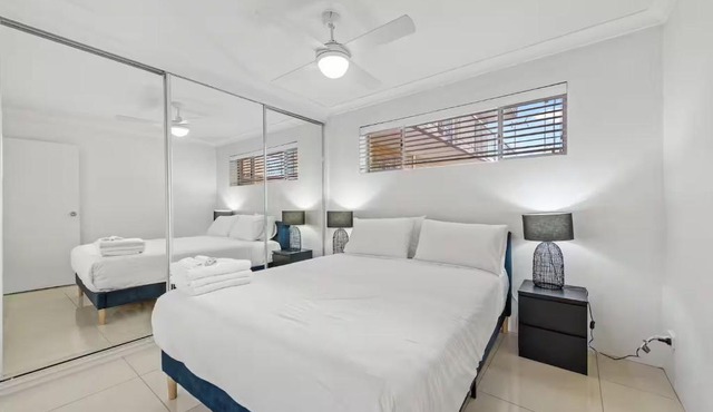 Stylish 2BRM Apt Close to Gabba with Parking & Wifi