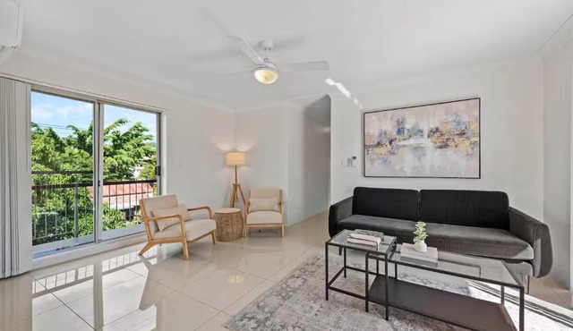 Stylish 3BRM Apt near Gabba with Free Parking & WiFi