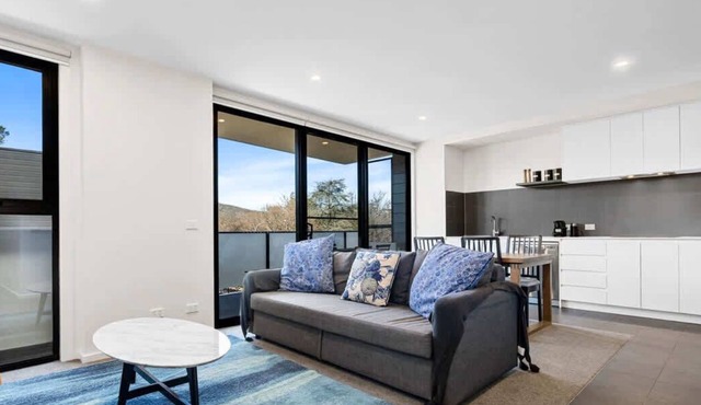 Stylish Apartment in Central Braddon
