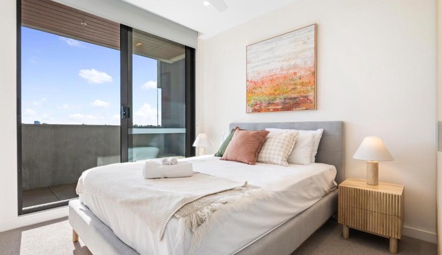 Stylish & Modern 2BR with HUGE Balcony =& Car Park!