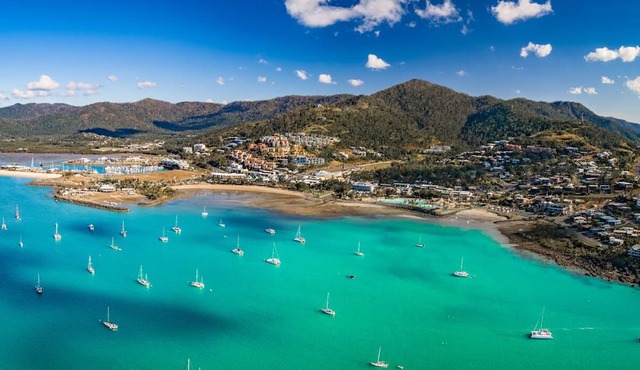 Sun-Kissed Sailing Adventure in Gran Barrera de Coral from Playa Airlie, Queensland