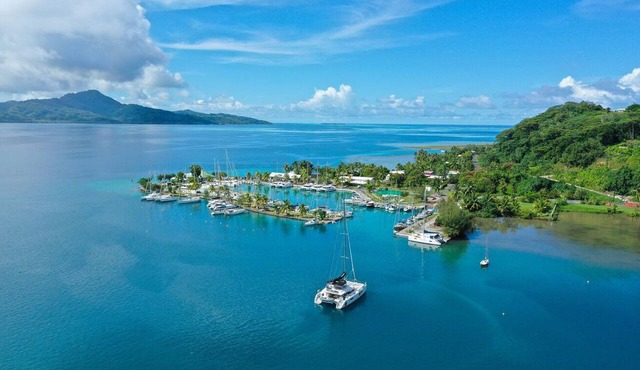 Sun-Kissed Sailing Adventure in Raiatea's Lagoon