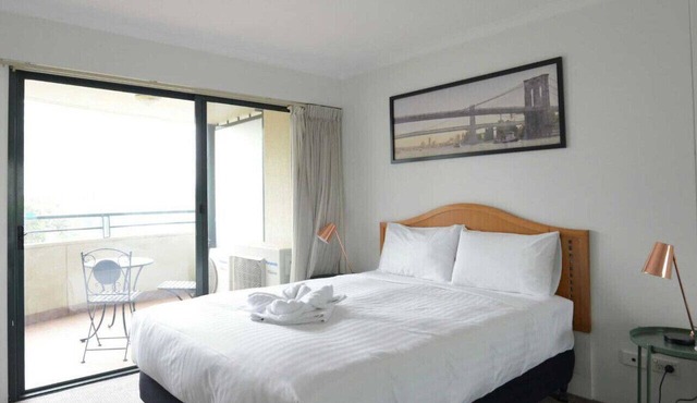 Sunny Braddon Apt near Civic