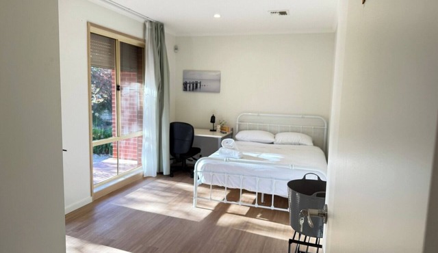 Sunny King Room | 5-Min Walk to ANU | Near City