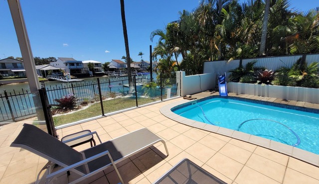Sunny Spacious Canal Home - pool, kayaks, beach