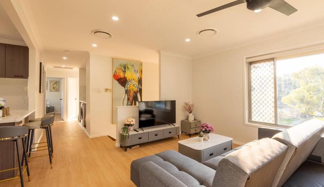 Super Value 4BR House near Westfield Shops and Parks