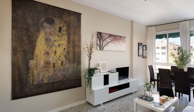 The 100sqm, 4 bedrooms, 3 baths apartment are in central Barcelona. 8 persons