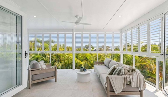 The Cheeky Palm - Beachy tropical paradise, perfect for a cheeky cocktail!