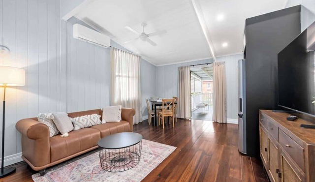 The Deck! 2 Bed/1 Bath/1 Car ~ New Farm
