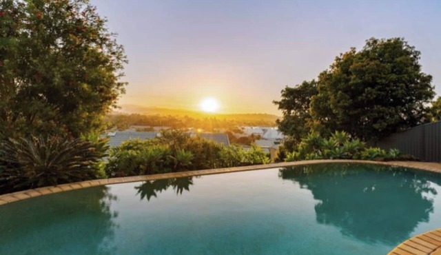 The Dell: A Poolside Family Holiday Home 5 minutes to beach