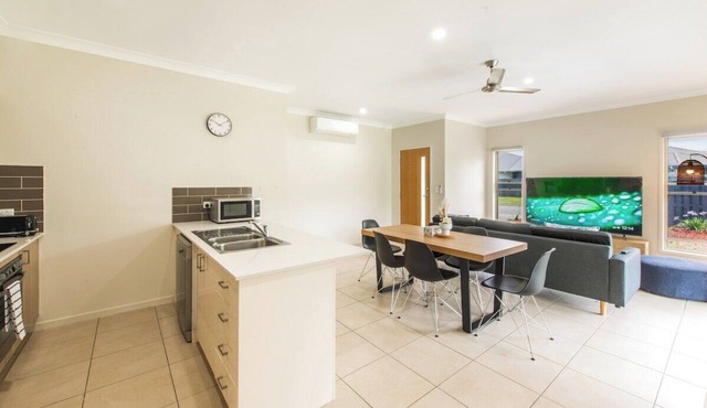 The Entire House: Everything Is Within Easy Reach — Plus Theme Parks!