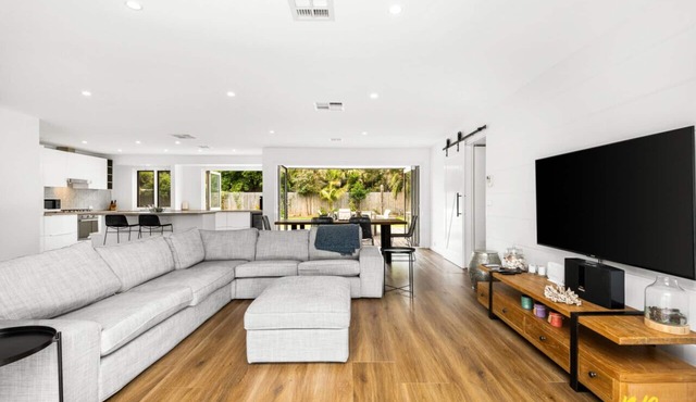 The Esplanade- Beach front, Luxury, Sleeps 8, Luxury, Parking, Aircon
