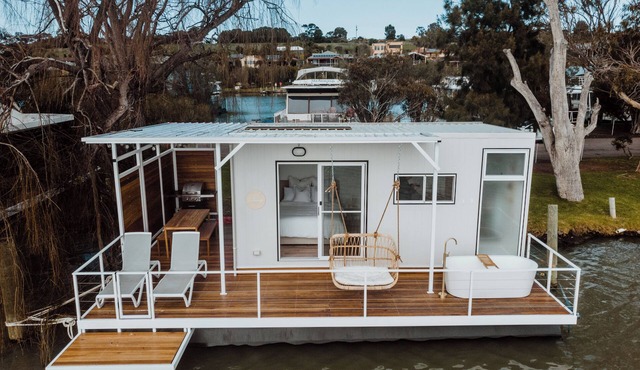 The Floathouse - Floating tiny home on the Murray