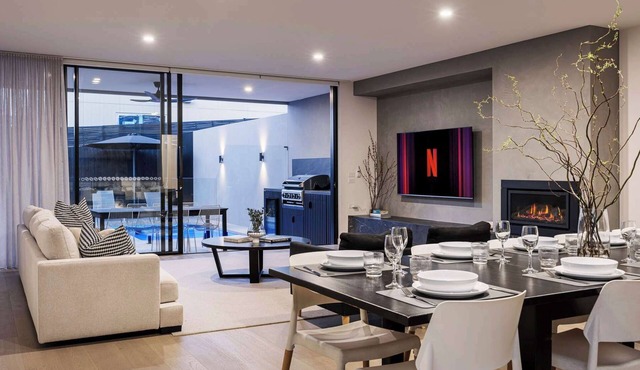 The Grey House - Luxe Entertainer with Heated Pool