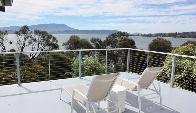 The Long Table House | Sleeps 10 | Pool, Firepit, Beach & Dining for 12