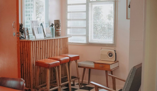 The ReTrO Beach Shack. 1 house from beach, WiFi, Arcade Machine, Walk to cafes