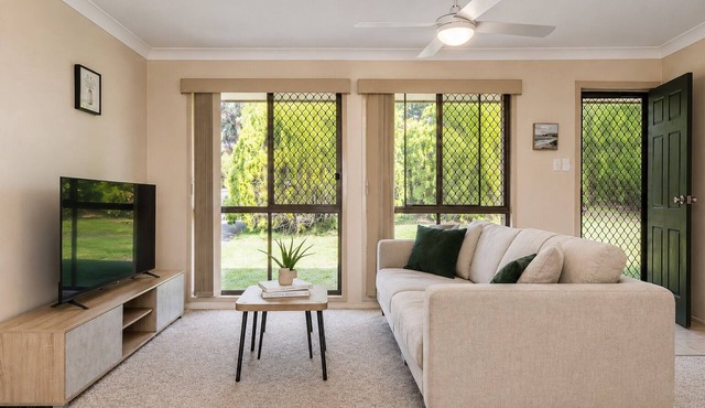 The Sunny Brick Cottage | 3BR Bright Home w/Patio - Holiday Home