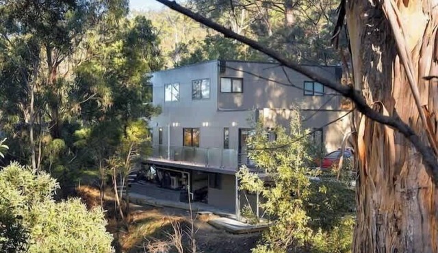 "The Tree House Hobart" - 10kms to CBD - Sleeps 8