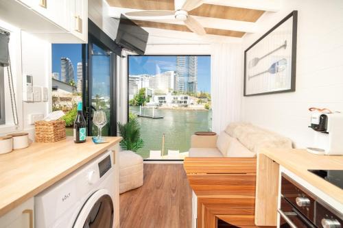 Tiny Home in the heart of Broadbeach-River Views!