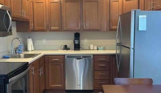 Tiny Home, Spa Next Door, Deck, Walk to Farmers Market in Dubuque