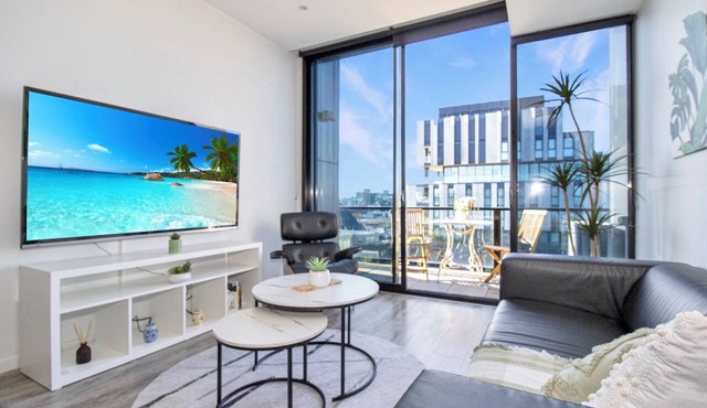 Top-Floor Apartment with Balcony - High Street