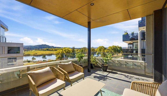 Tranquil 2-Bed with Water View