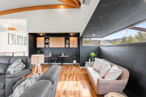 Tree Top Views - Magnificent 4 Bedroom House - 3 Minutes to MONA