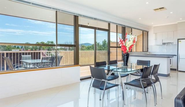 Tuggeranong Short Stay #06 - Large Balcony With Lake Views - Sleeps 6
