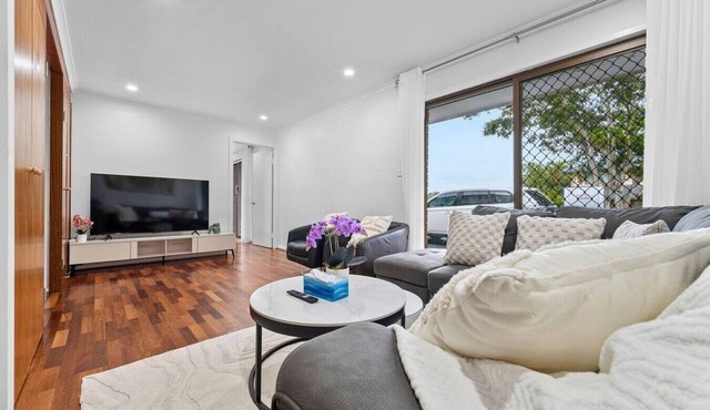 Value Family-Friendly Stay | Near Shops & Dining