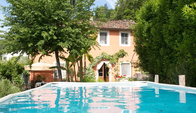Very private villa, pool, 12 km to Lucca, walk to restaurant, amazing views in Lucca