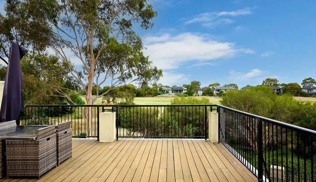 Vibrant Townhouse Retreat Balcony Bliss Awaits