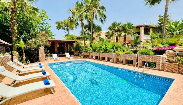 Villa 7 mins to Playa den Bossa and Ibiza town, pool, BBQ