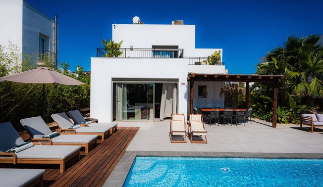 Villa 'Can Sole' with Private Pool, Wi-Fi and Air Conditioning