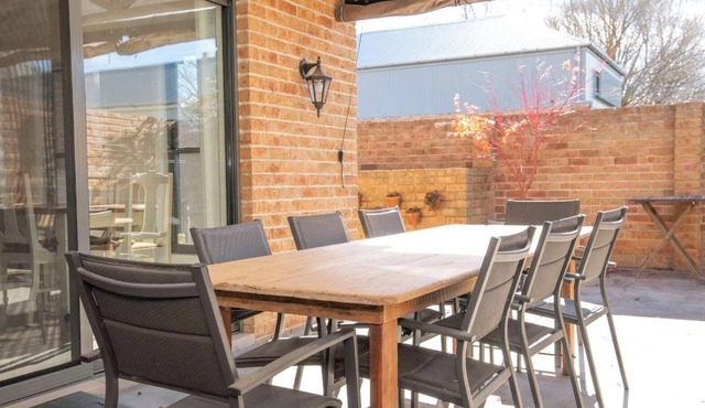 Villa on Rosemary. Private Lane. Walk to CBD.