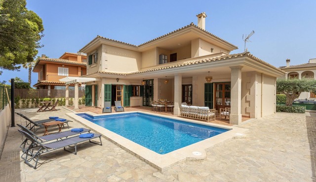 Villa with 3 bedrooms, pool and barbecue