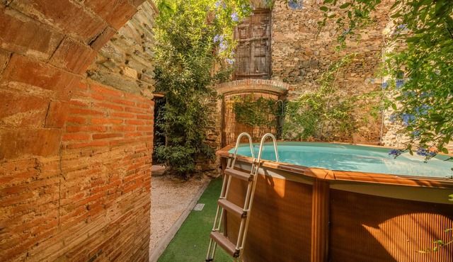 Village house between the walls of the old Espolla Castle. 5 rooms