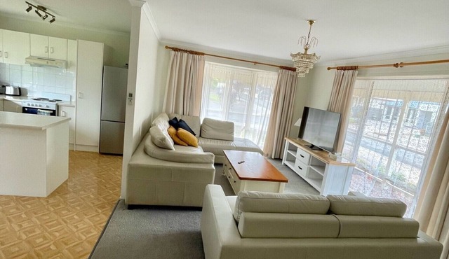 Vincent Hideaway - Walking distance to beach, shops & pub! Off Peak Special! in Port Vincent